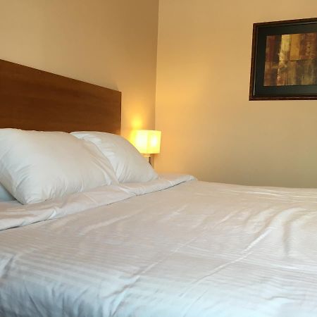 Bulldog Inns Sundre ภายนอก รูปภาพ