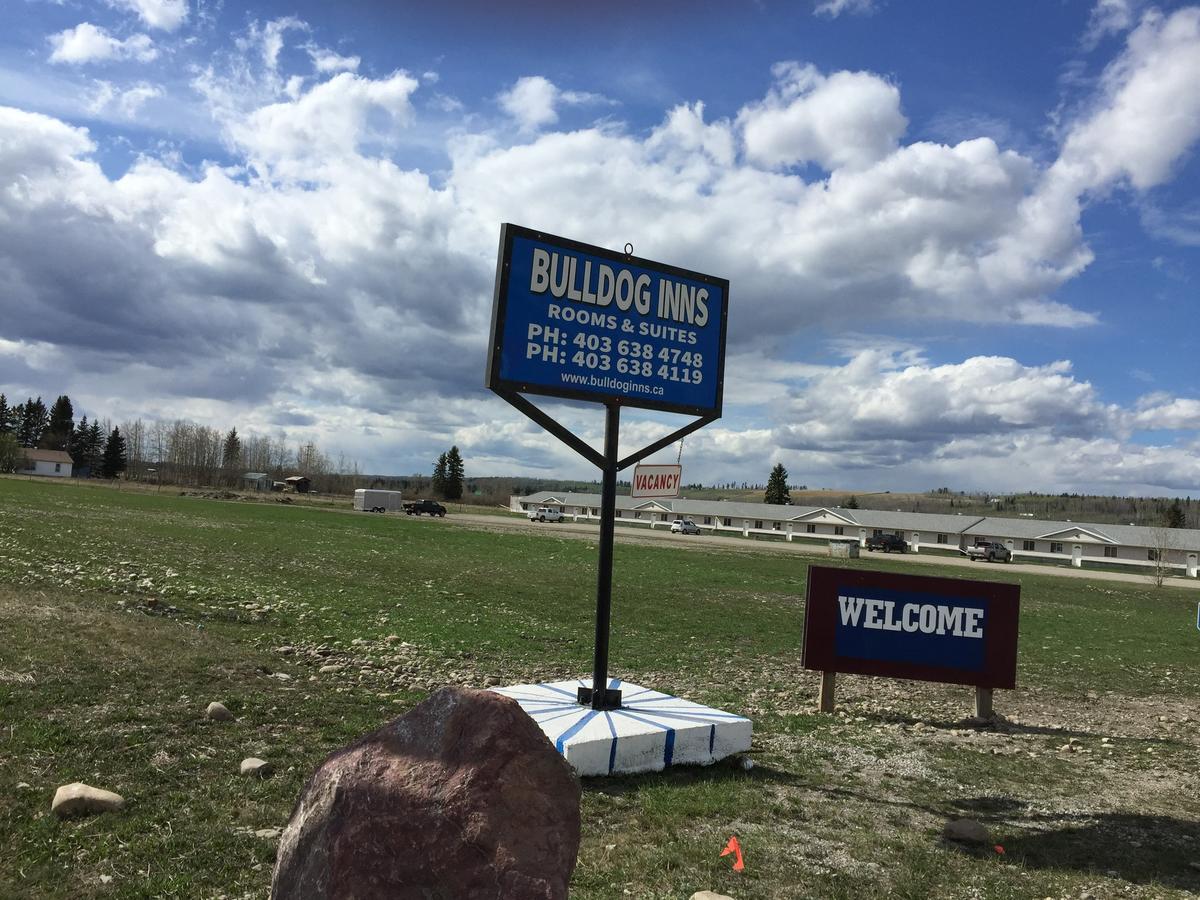 Bulldog Inns Sundre ภายนอก รูปภาพ